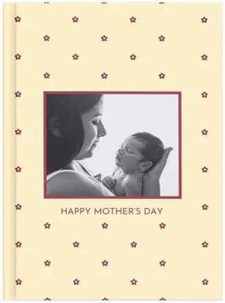 Capa de álbum de família com fotografia de mãe e bebé.