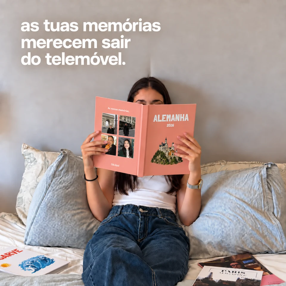 Cliente da Céu Azul a ler o seu álbum de fotos